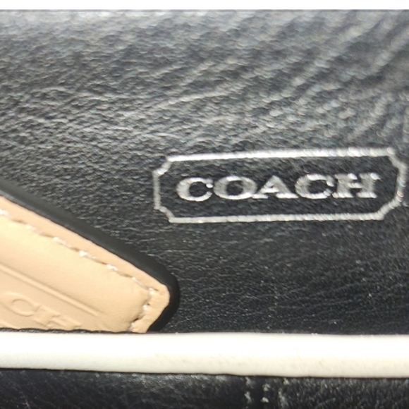 Coach handbag missing crossbody strap. Some peeling on handle. No wear on bottom - Picture 5 of 8